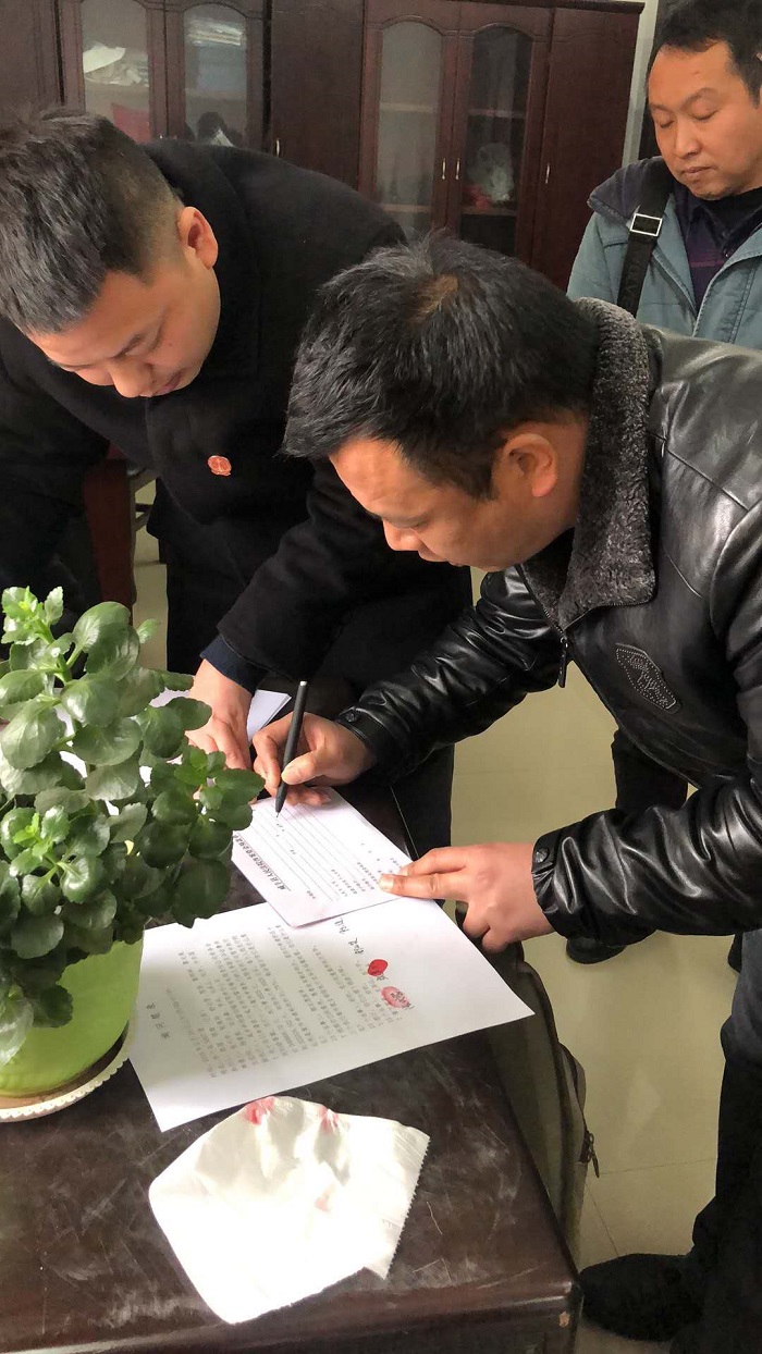 咸豐法院為13名農民工討薪30余萬元 (2).jpg 咸豐法院為13名農民工討薪30余萬元 (2).jpg